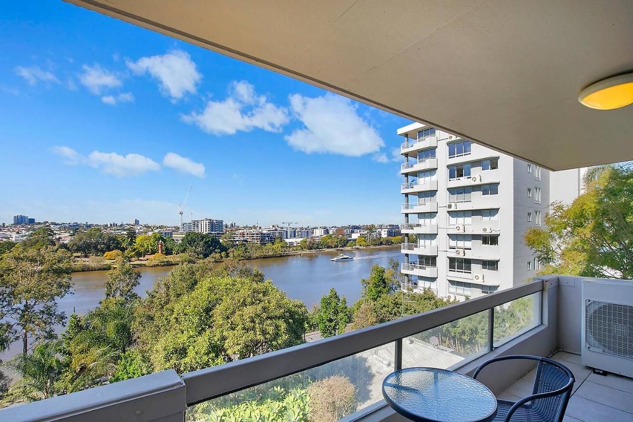 Apartment 'riverside Terrace' Inner-city Retro-chic With Pool *
