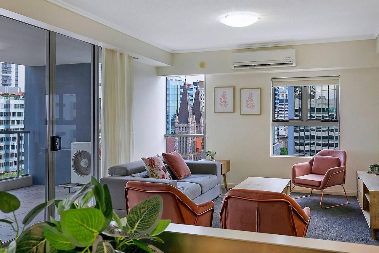 Of Brissie - Chic Resort-style Cbd Living Apartment *
