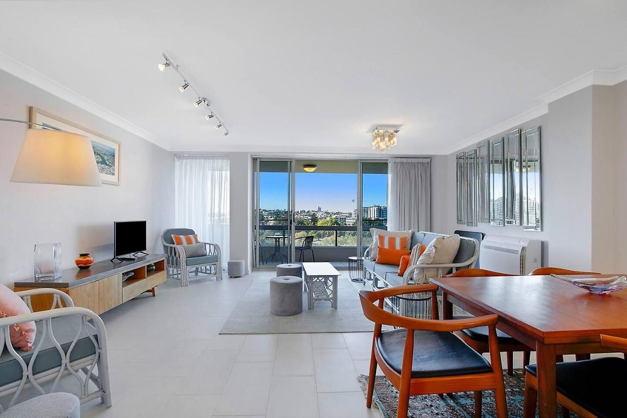 'riverside Terrace' Inner-city Retro-chic With Pool Apartment *