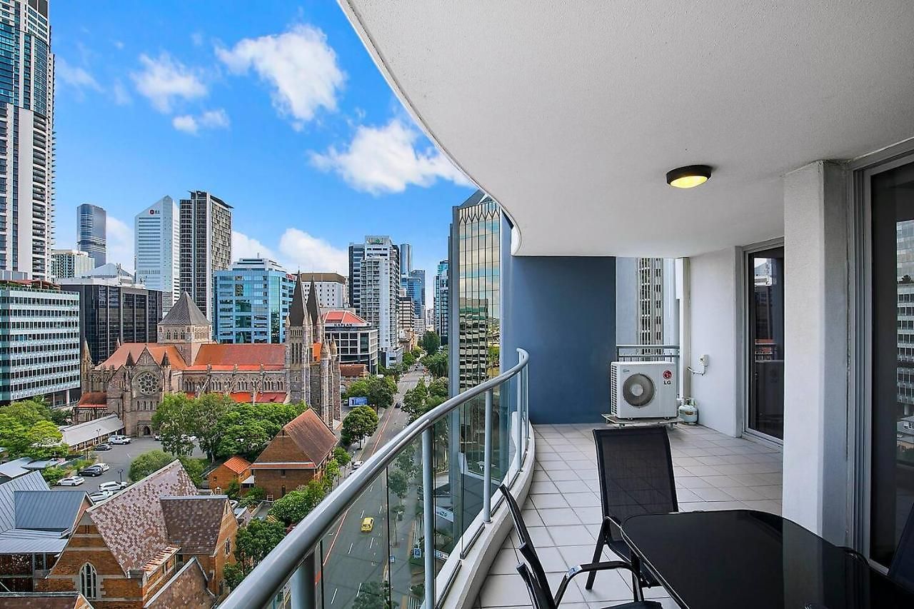 Of Brissie - Chic Resort-style Cbd Living Apartment