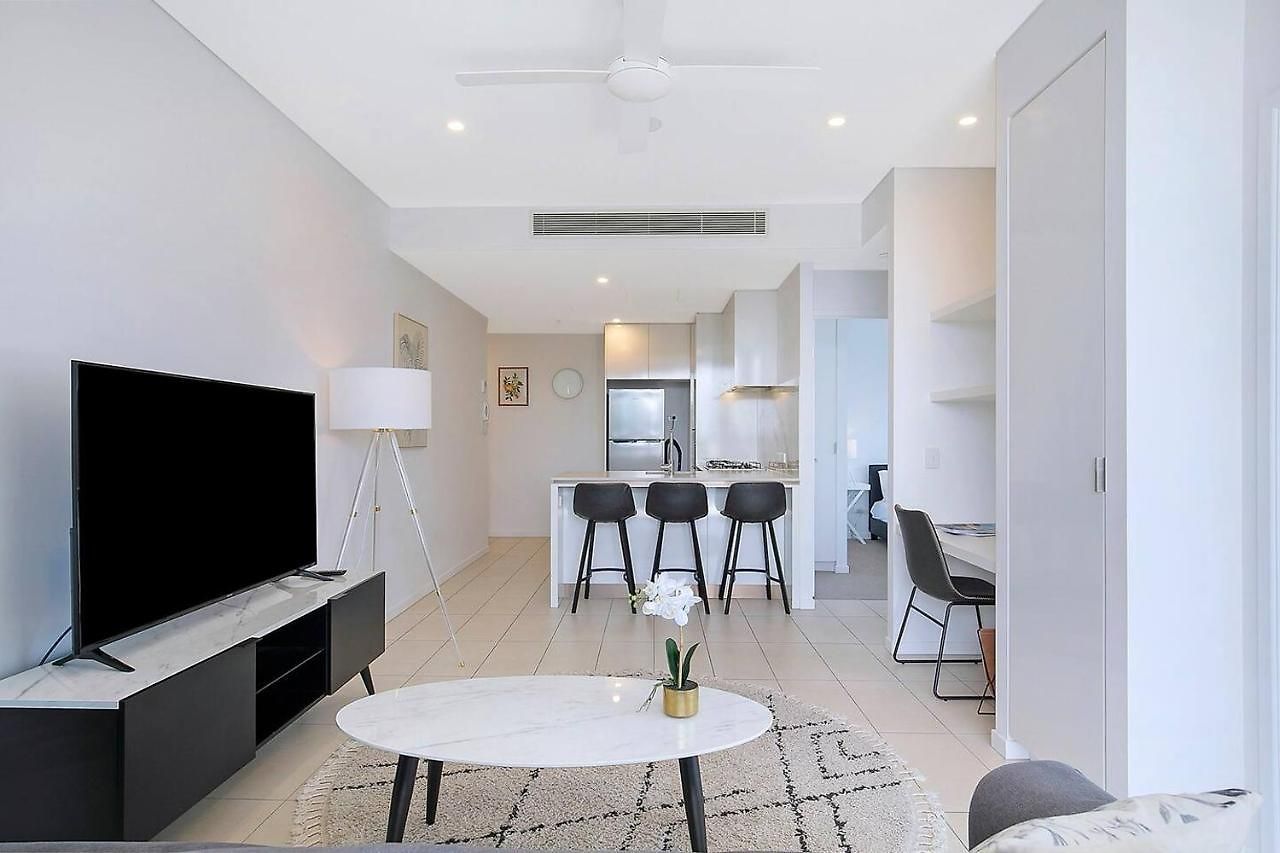 Apartment Soaring Skyline On Southside At Resort-style *