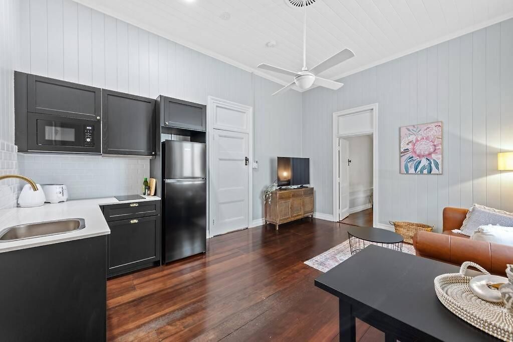 The Office! 1 Bed/1 Bath ~ New Farm Apartment