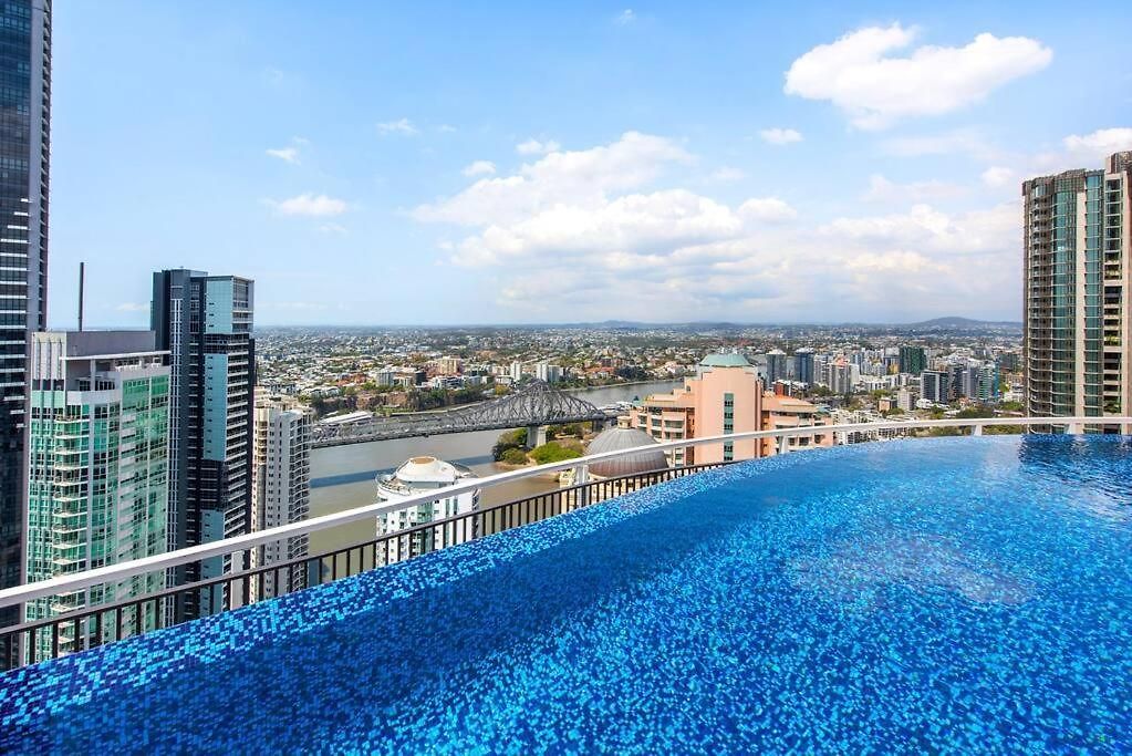 Living - 1bed,1bath,pool * Brisbane