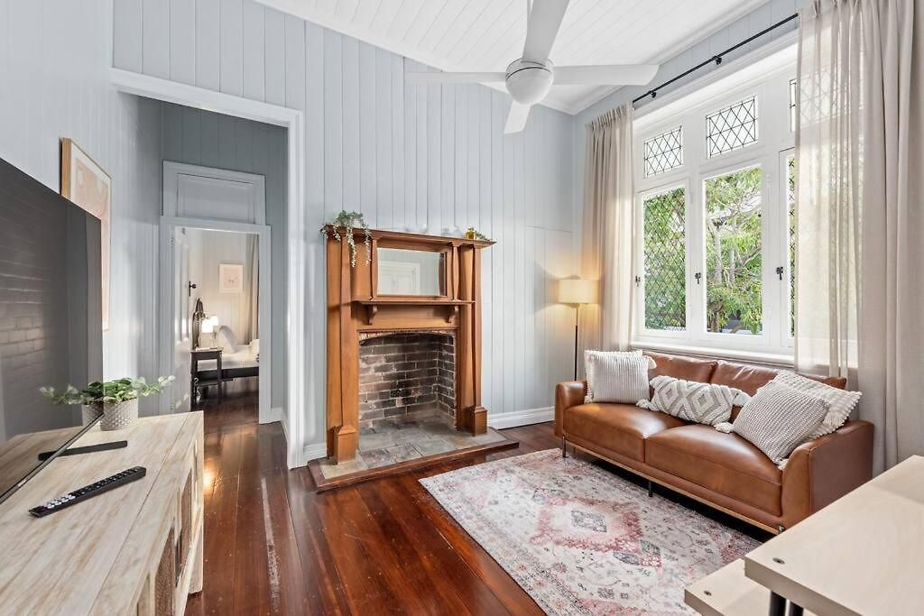 The Fireplace! 1 Bed/1 Bath/1 Car ~ New Farm *
