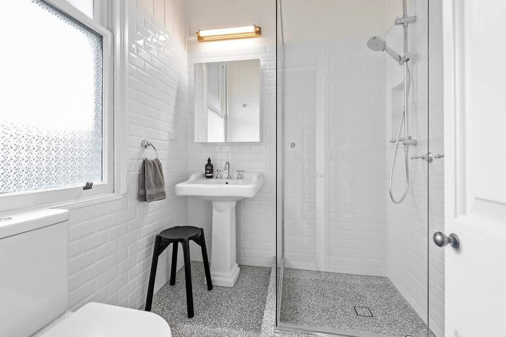 The Fireplace! 1 Bed/1 Bath/1 Car ~ New Farm Apartment