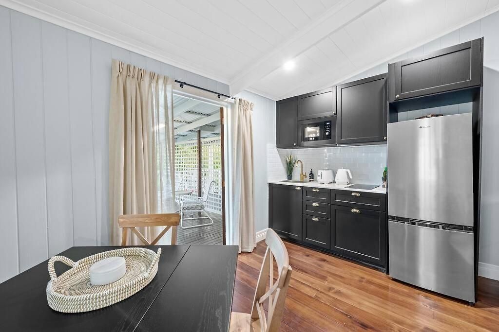 The Deck! 2 Bed/1 Bath/1 Car ~ New Farm *