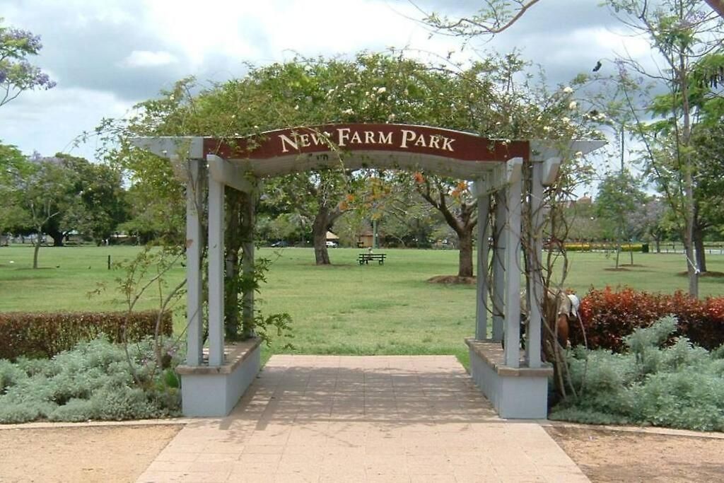 Stylish 1 Bedroom ~ New Farm Apartment *