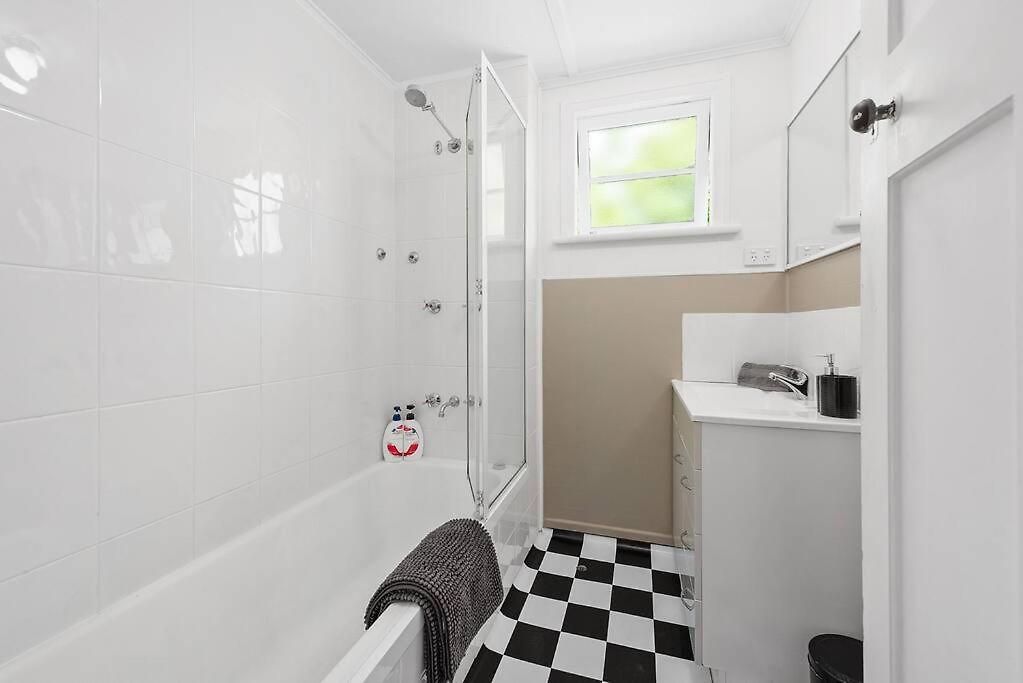 Stylish 1 Bedroom ~ New Farm *