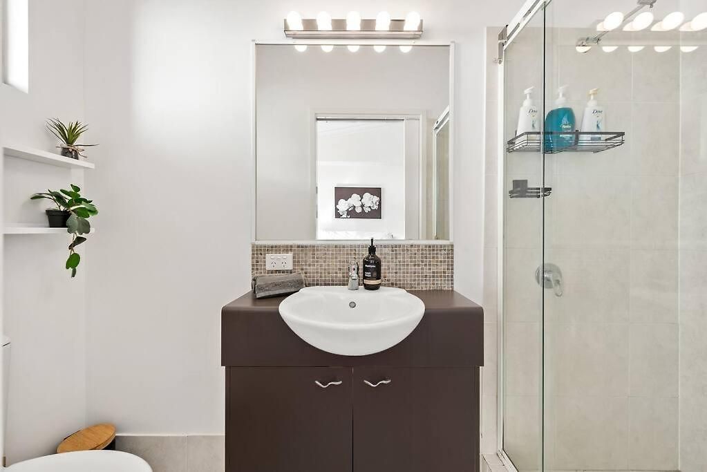 Apartment Hidden In New Farm ~ 1 Bed/1 Bath /1 Car/views!