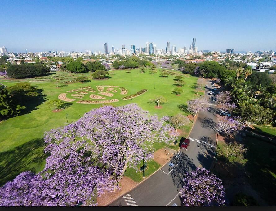 Step Back Into Style ~ 2bed/1bath/1car ~ New Farm Apartment Brisbane