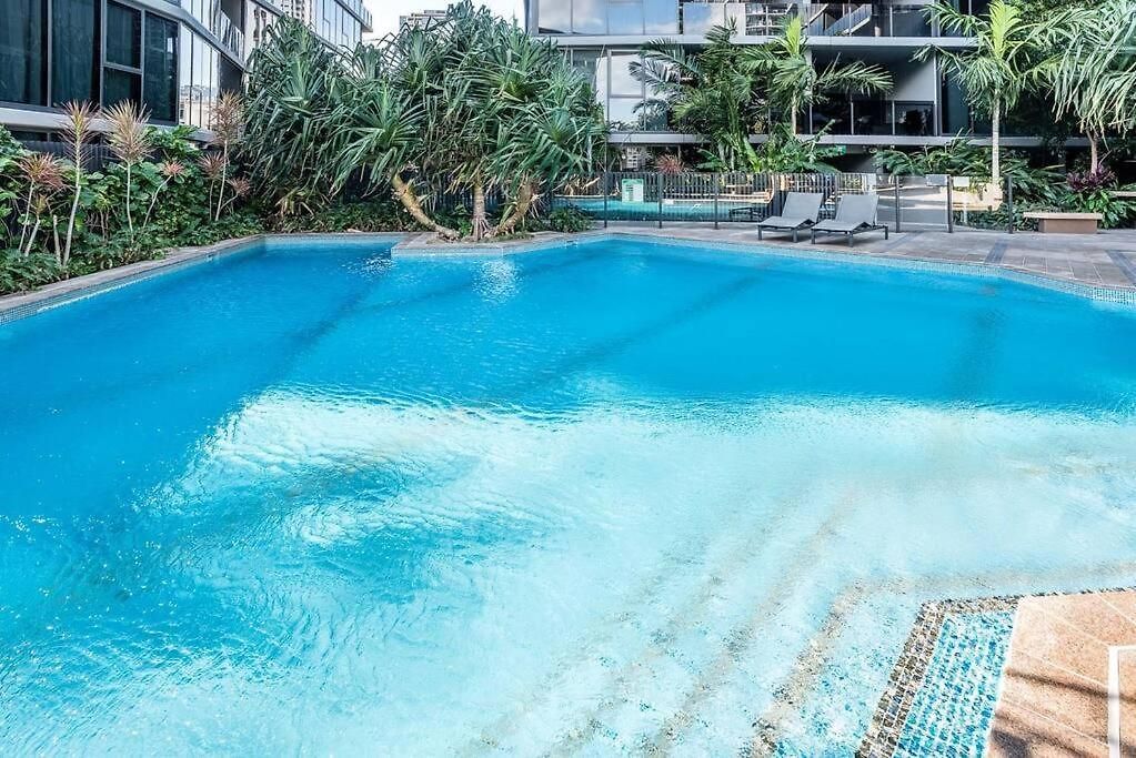 Artistic South 2 Bedroom With Parking Apartment *
