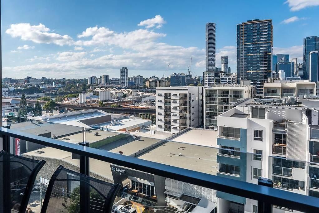 Inner-city 1 Bedroom Parking And Pool Apartment