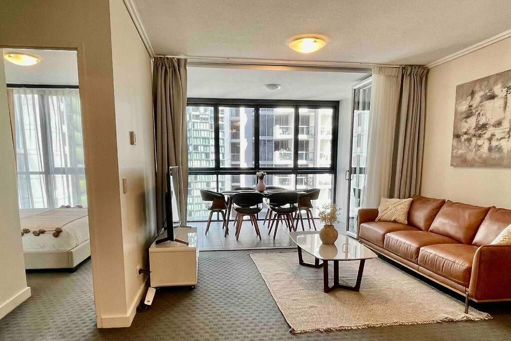 Luxury Center King Bed And Study * Brisbane