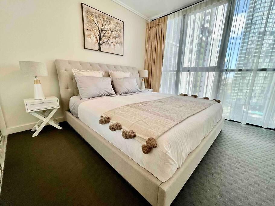 Luxury Center King Bed And Study *