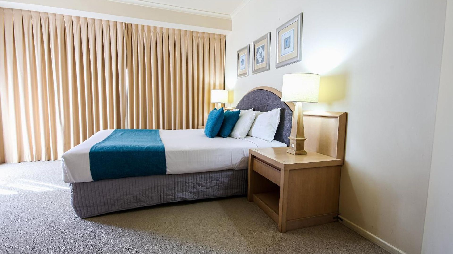 Aparthotel Dockside 4*