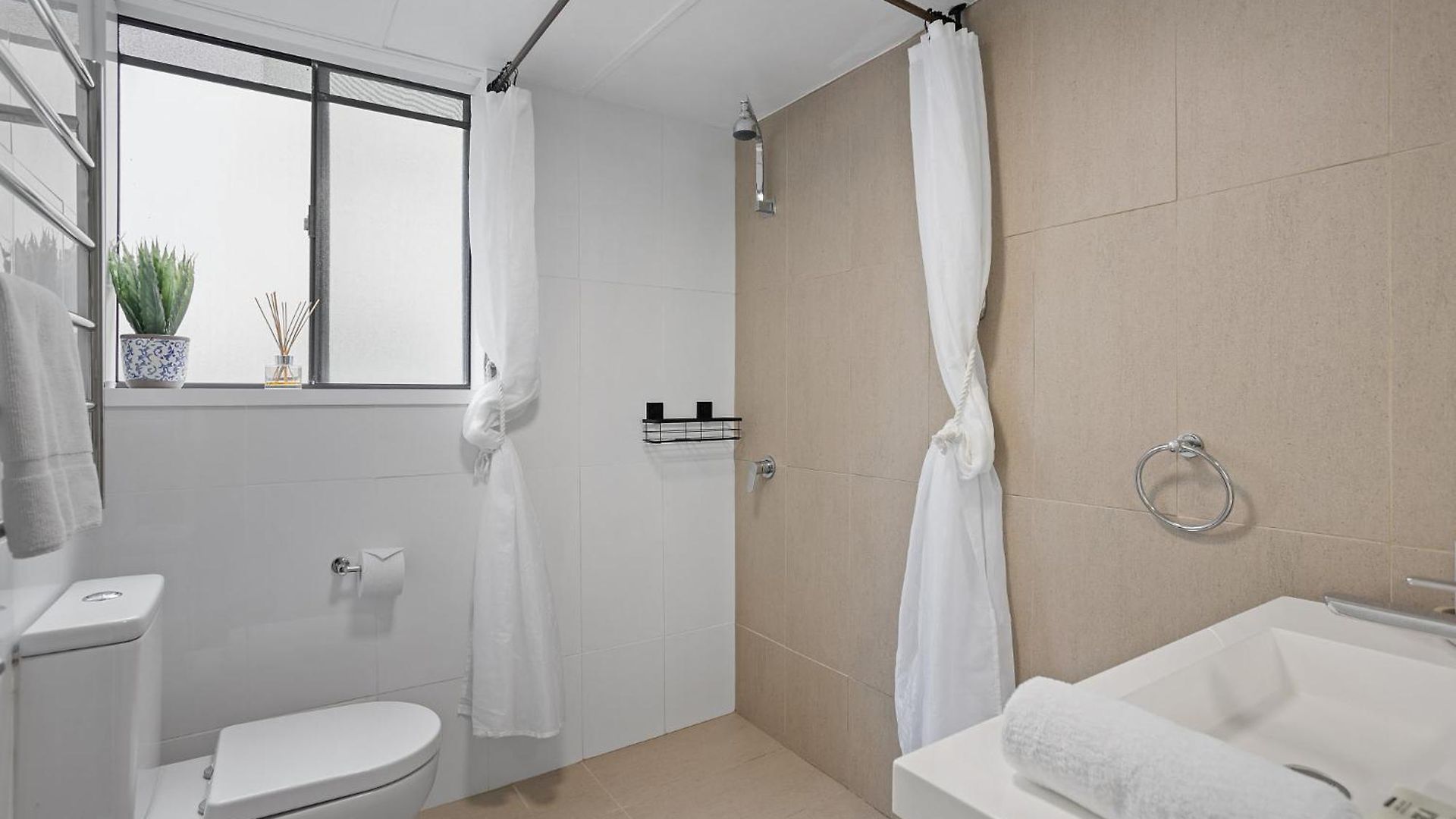 Inner Living In Quiet Location Apartment *