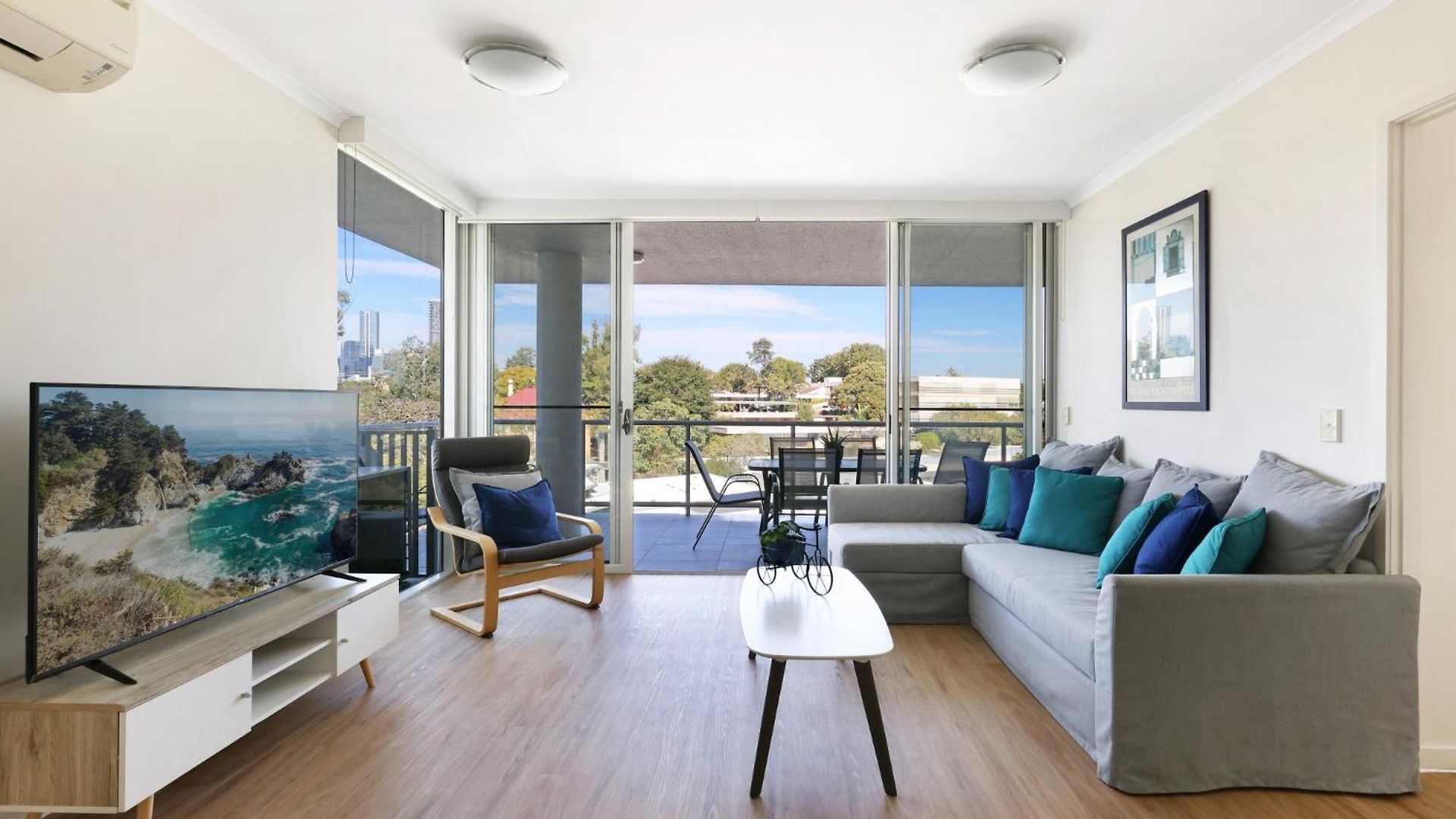 Spacious 2-bed With Views, Parking & Pool Brisbane