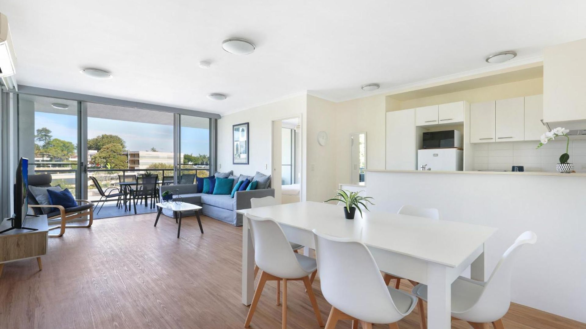 Spacious 2-bed With Views, Parking & Pool Apartment *