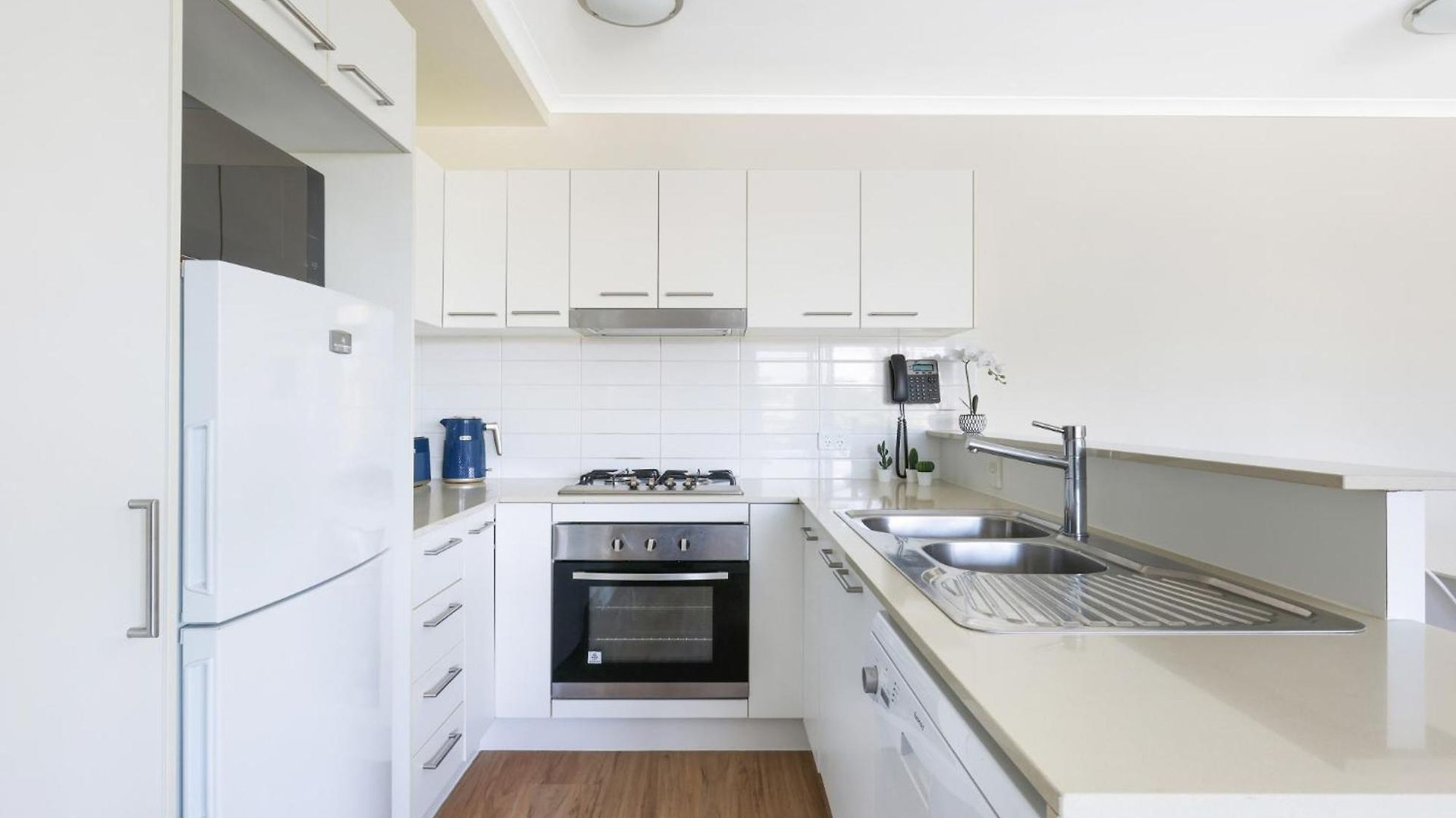 Spacious 2-bed With Views, Parking & Pool * Brisbane