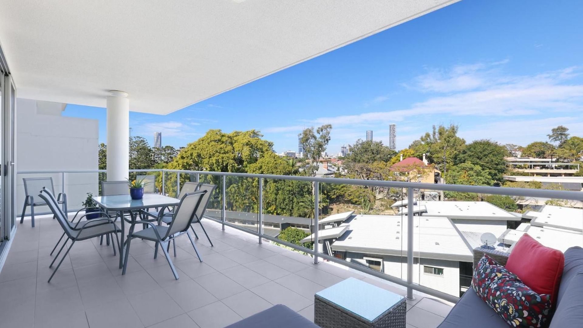 Spacious 2-bed With Views, Parking & Pool * Brisbane