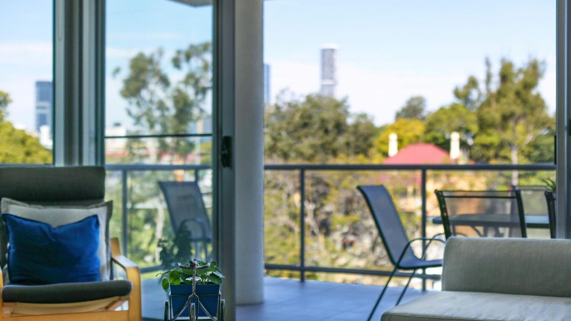 Spacious 2-bed With Views, Parking & Pool Apartment Brisbane