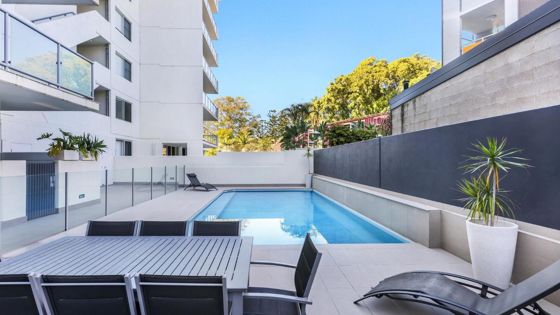 Spacious 2-bed With Views, Parking & Pool