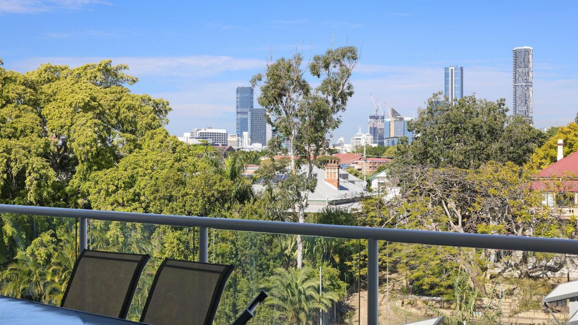 Apartment Spacious 2-bed With Views, Parking & Pool Brisbane