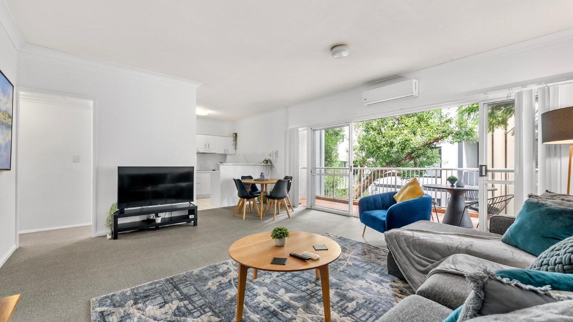Convenient & Comfy! ~ 2bed, 2bath, 2car, Balcony Apartment Brisbane