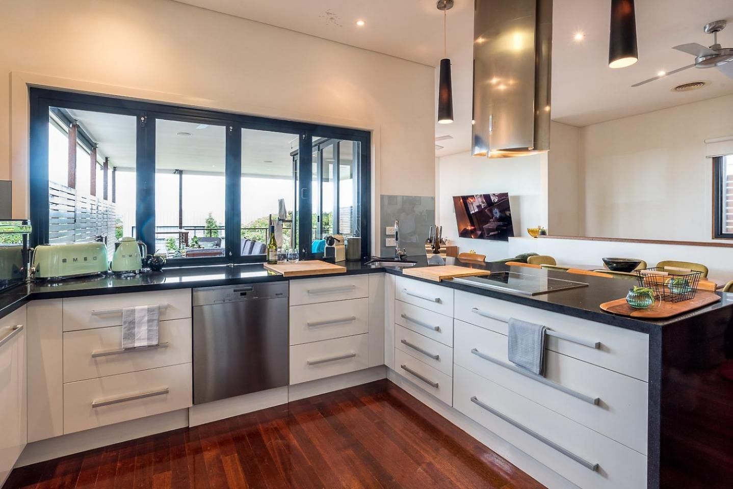 Beautiful Modern In Heart Of New Farm