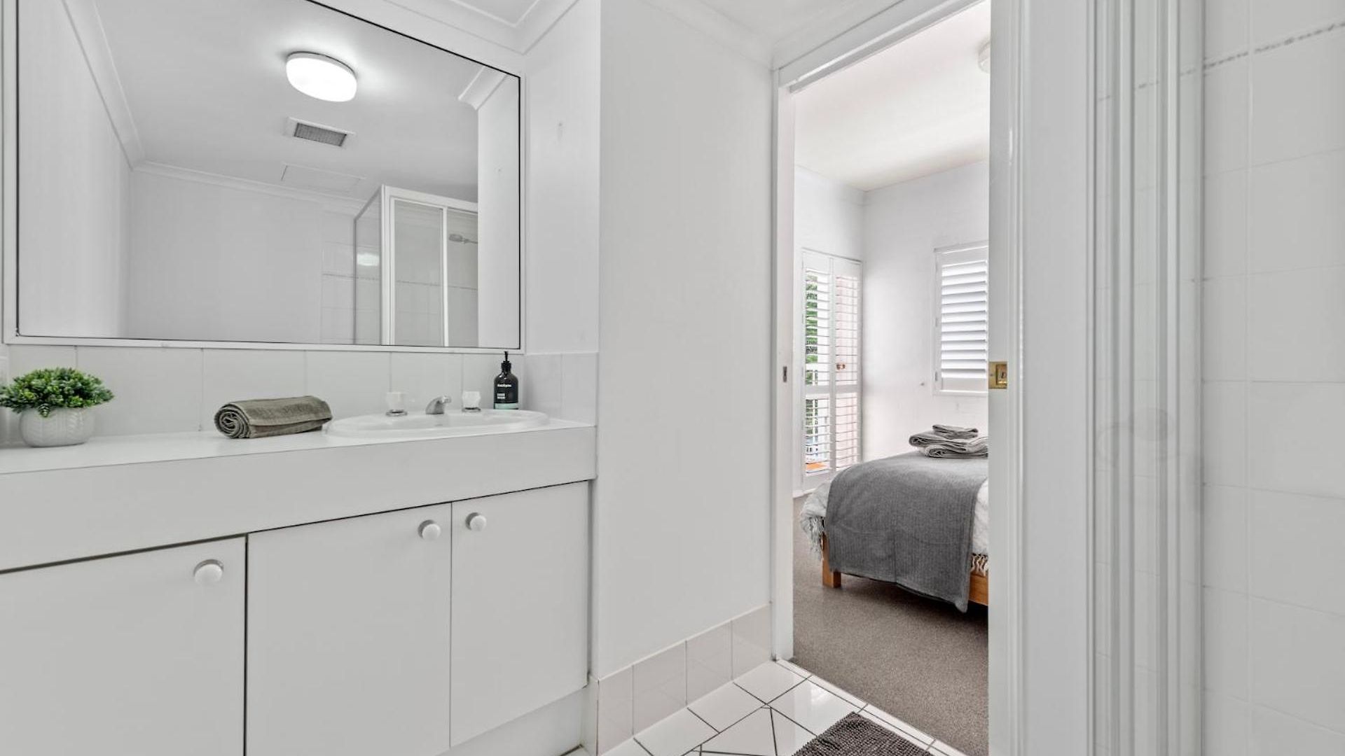 Convenient & Comfy! ~ 2bed, 2bath, 2car, Balcony Apartment Brisbane