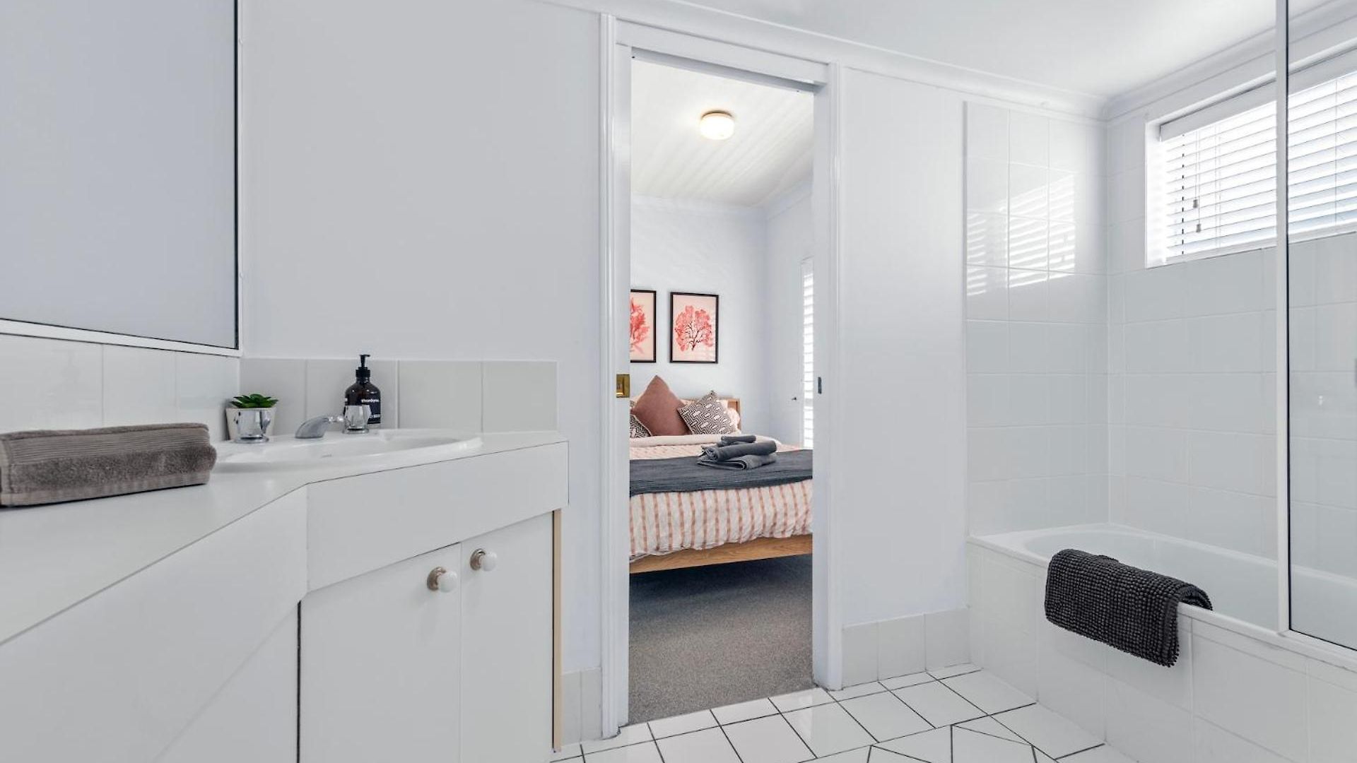 Apartment Convenient & Comfy! ~ 2bed, 2bath, 2car, Balcony Brisbane