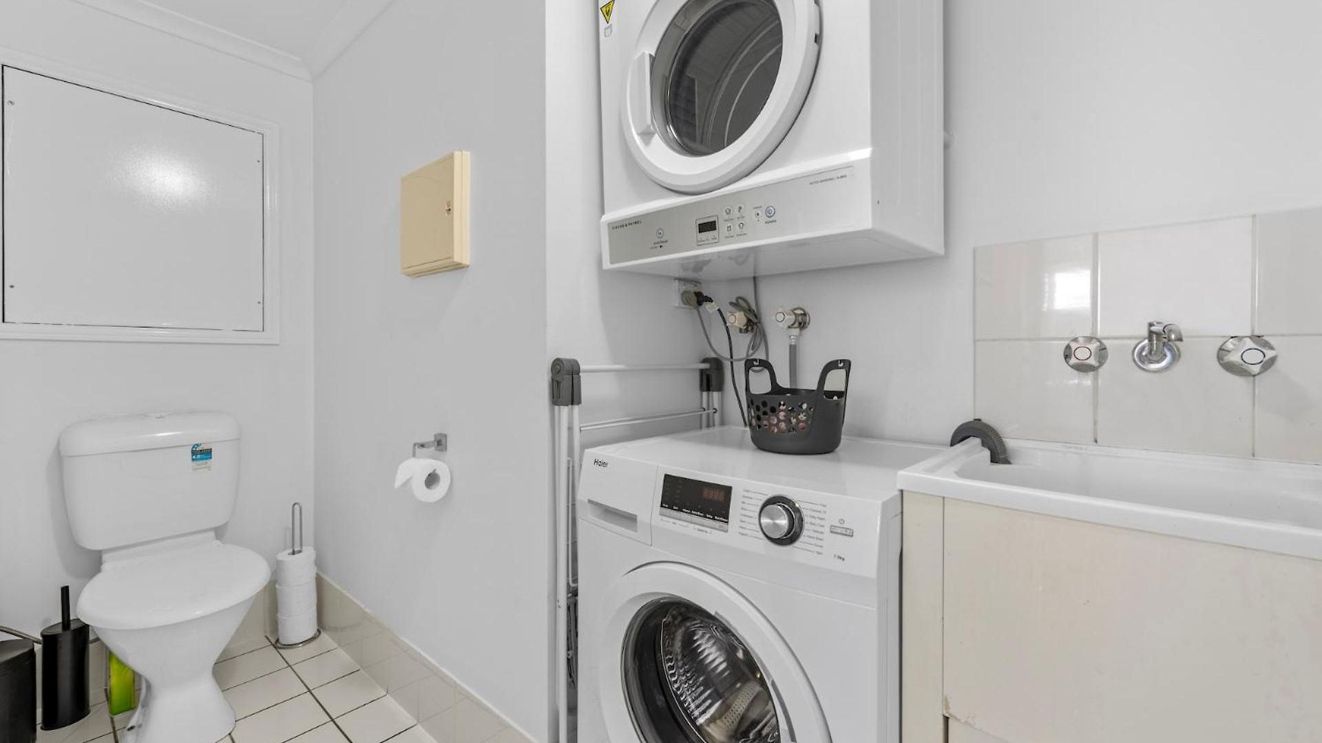 Convenient & Comfy! ~ 2bed, 2bath, 2car, Balcony * Brisbane