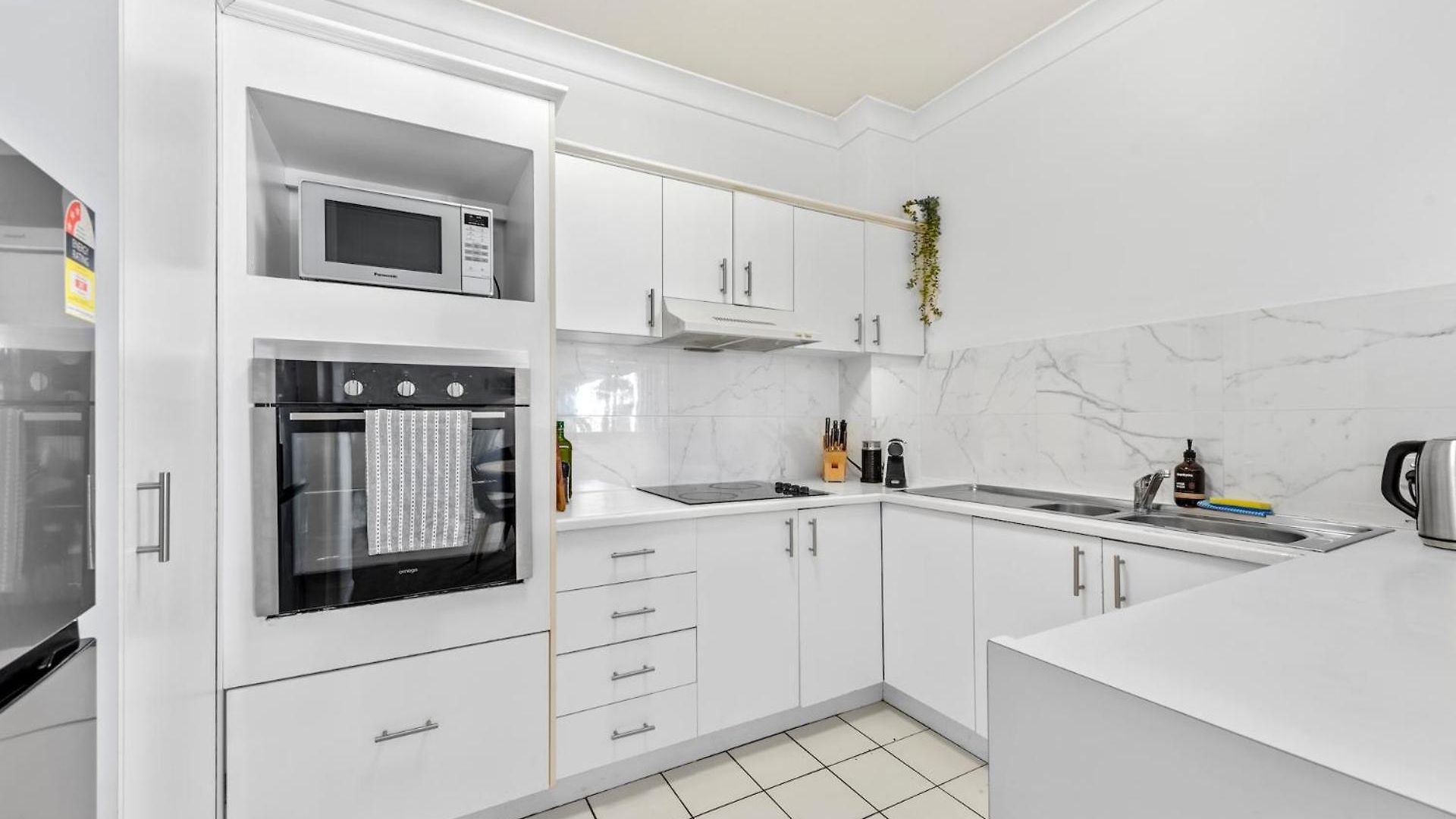 Convenient & Comfy! ~ 2bed, 2bath, 2car, Balcony Apartment