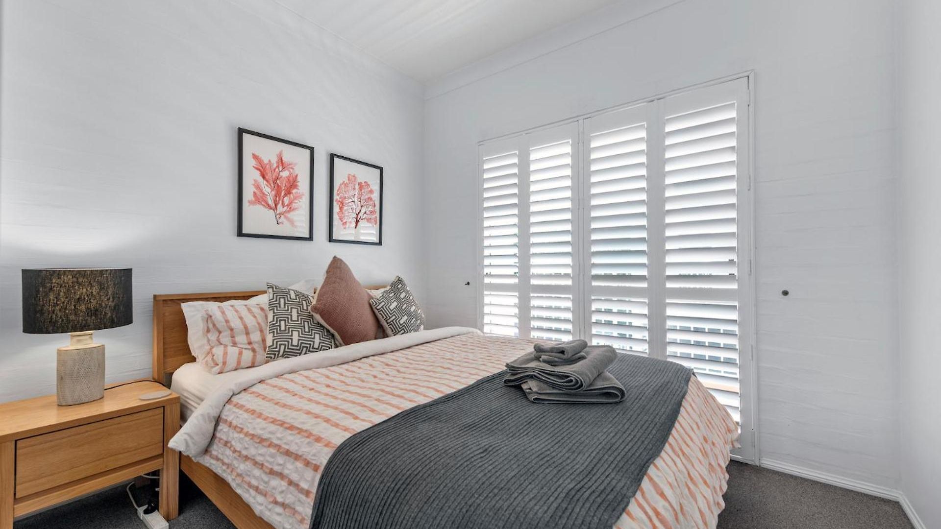 Convenient & Comfy! ~ 2bed, 2bath, 2car, Balcony Apartment *