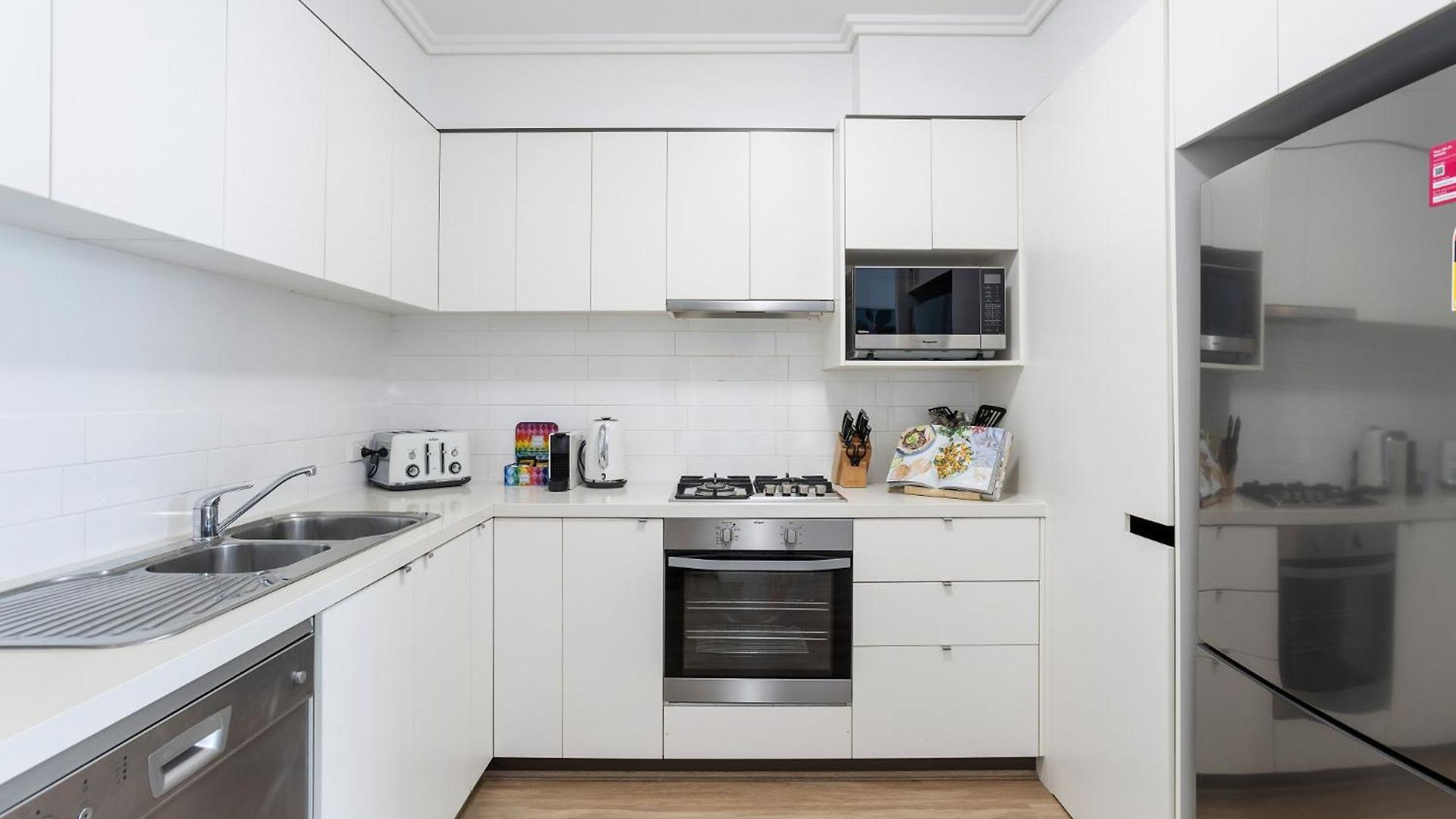 Spacious 2-bed Unit In Heart Of South Apartment Brisbane