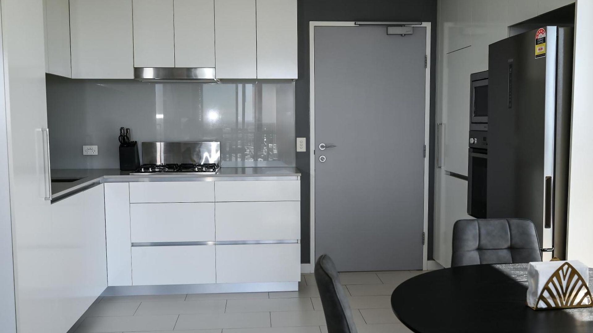 River View In With Parking Apartment *
