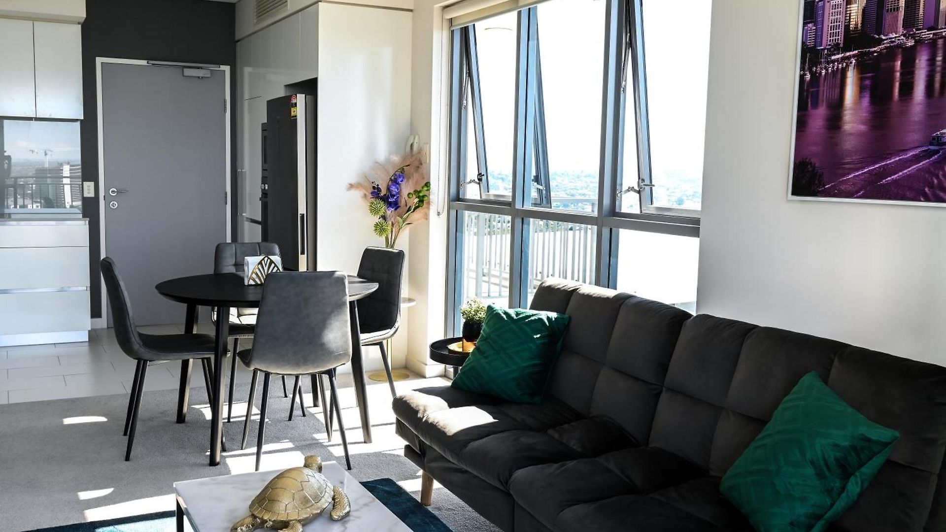 River View In With Parking Apartment *