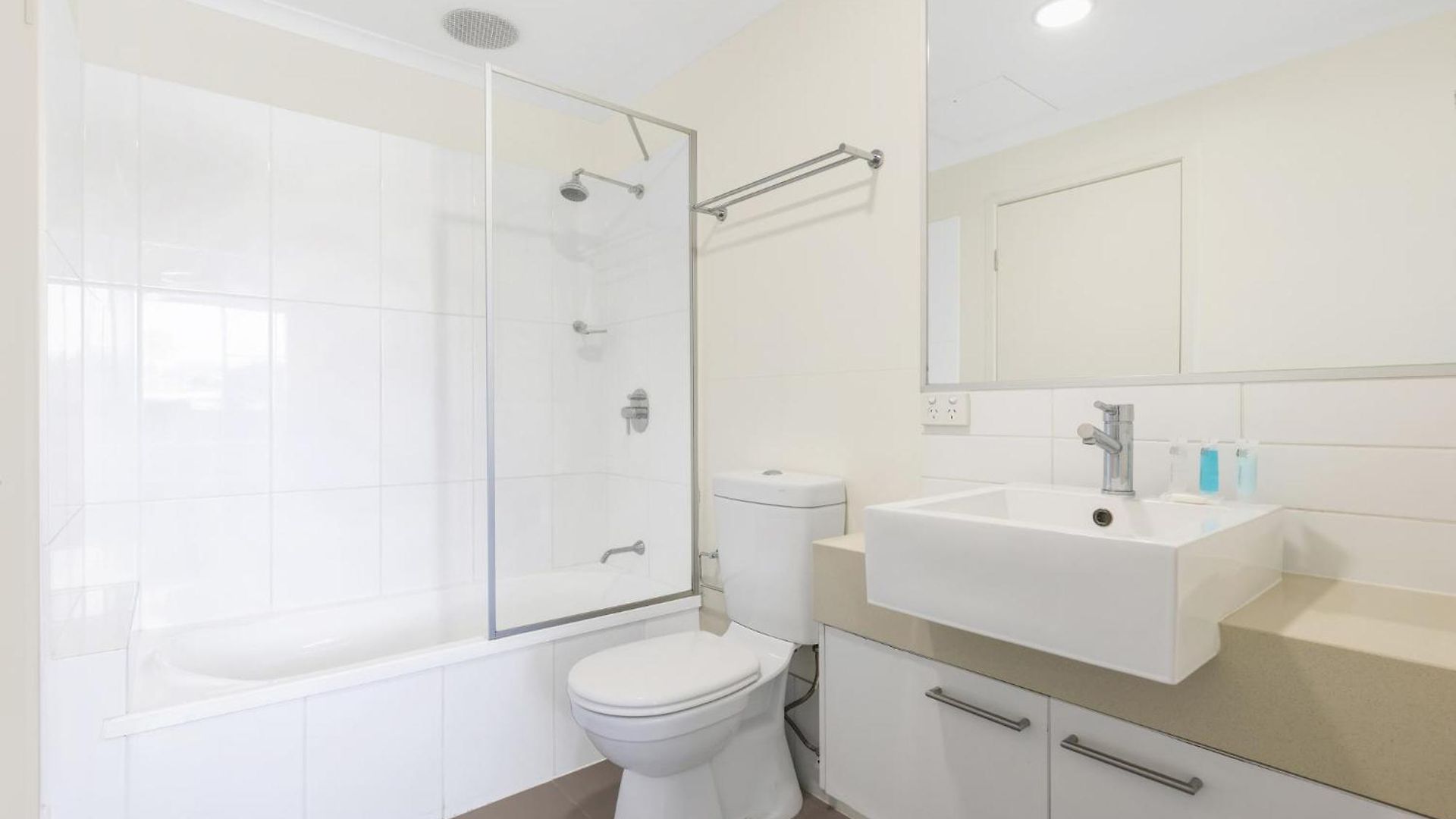 Apartment Spacious 2-bed With Views, Parking & Pool *
