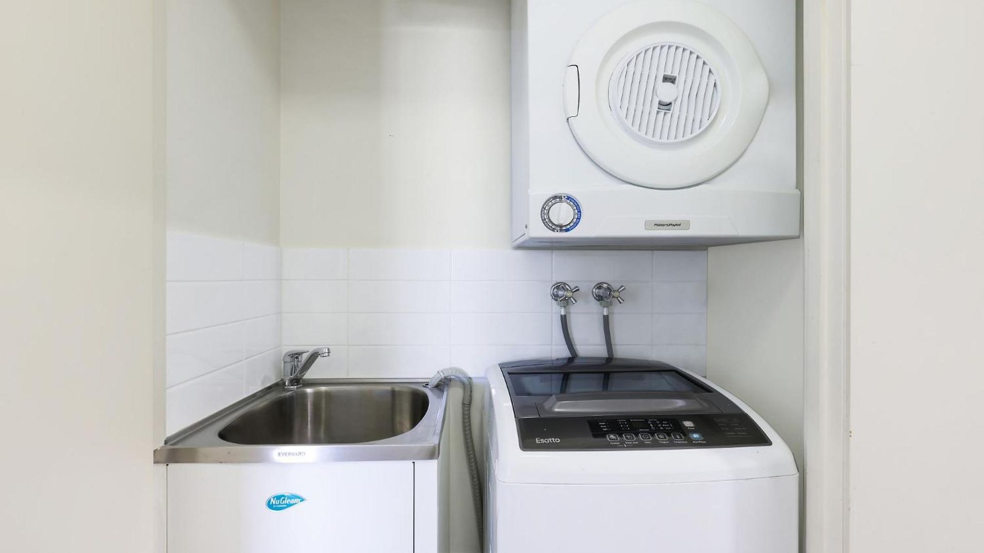 Apartment Spacious 2-bed With Views, Parking & Pool *