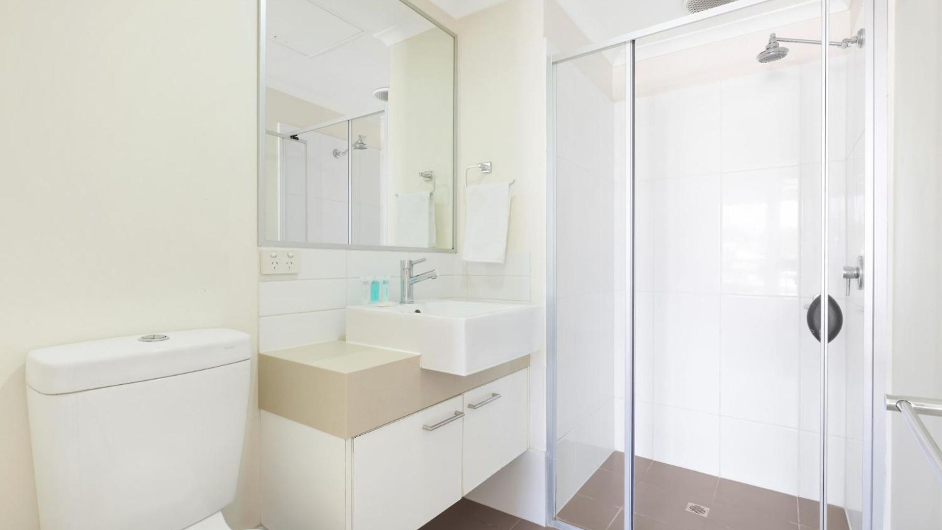 Spacious 2-bed With Views, Parking & Pool Apartment *