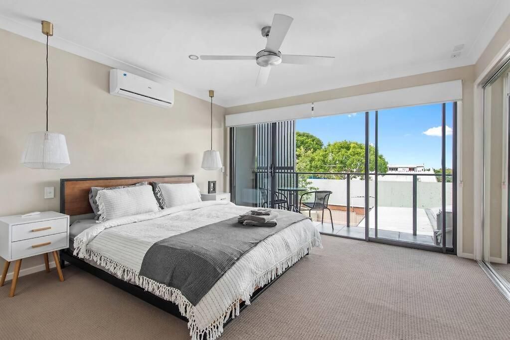 Spacious + Convenient! 3bed/2.5bath/1car~townhouse * Brisbane