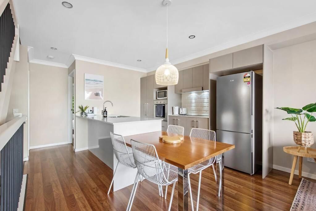 Spacious + Convenient! 3bed/2.5bath/1car~townhouse Holiday home