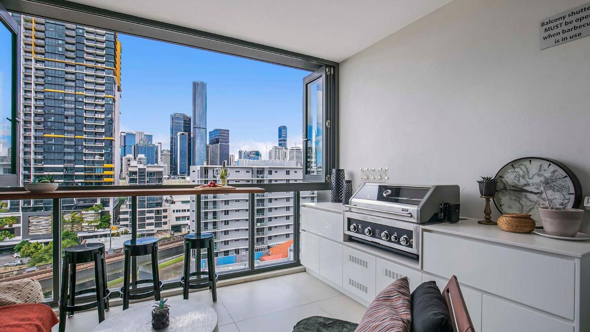 Sunny 1b In Heart Of South Bris By Custom Hosting Apartment *