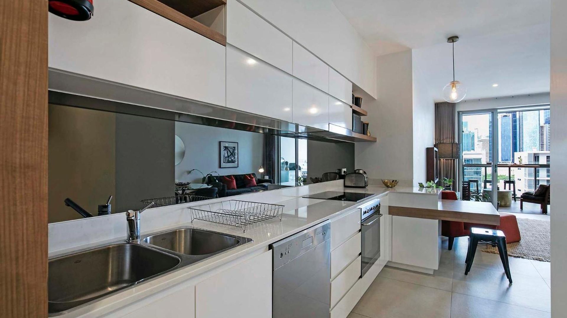 Sunny 1b In Heart Of South Bris By Custom Hosting * Brisbane