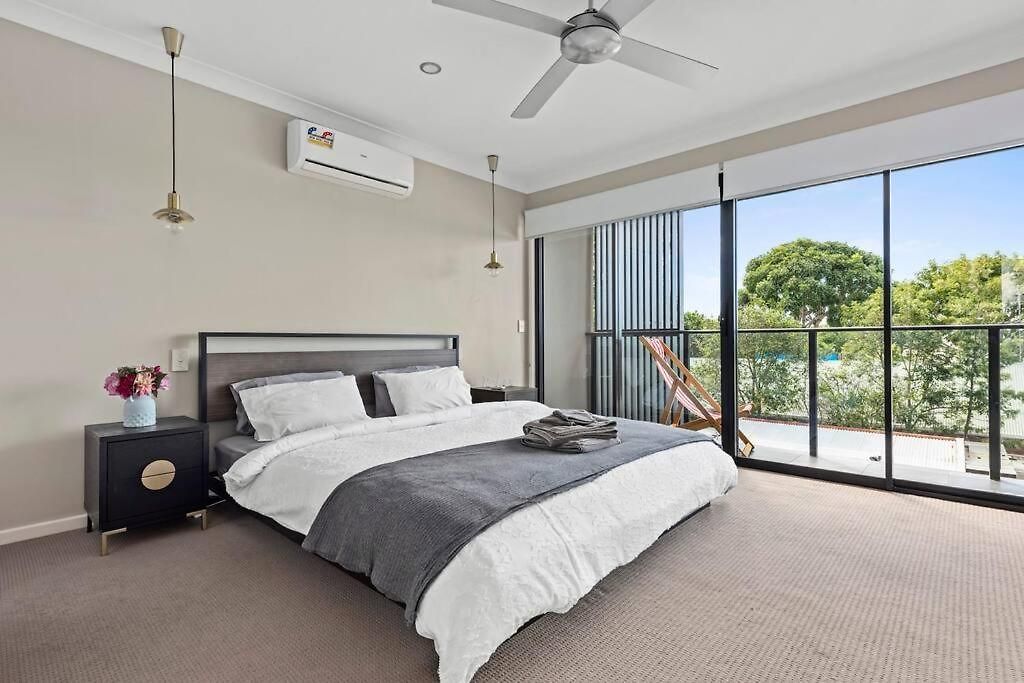 Convenient + Spacious! 3bed/2.5bath/1car~townhouse Brisbane