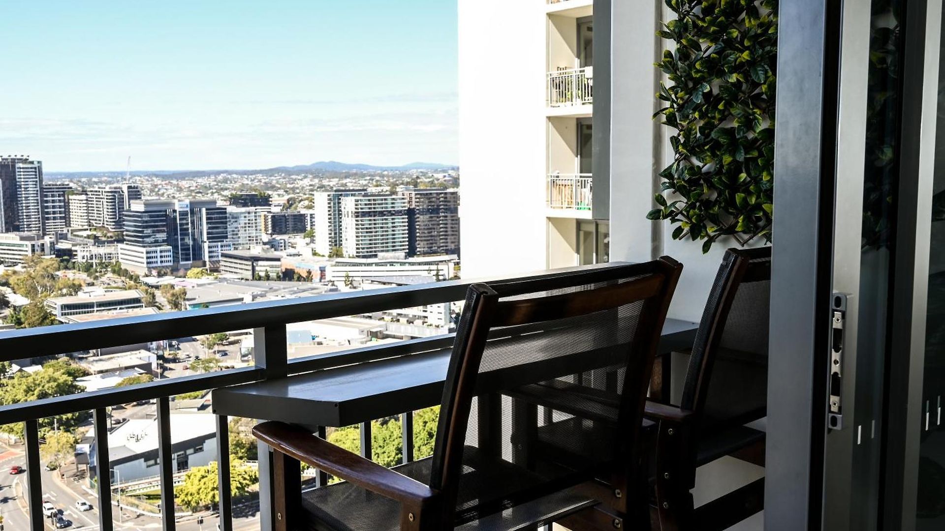 Apartment River View In With Parking *