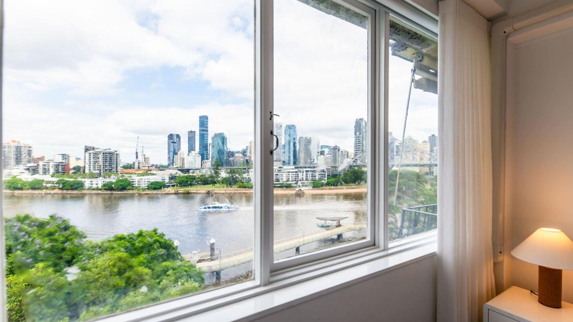 Apartment & Story Bridge View 2 Bedrooms Unit W Parking *