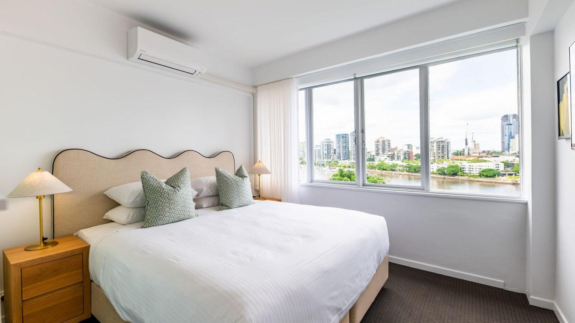 & Story Bridge View 2 Bedrooms Unit W Parking Apartment