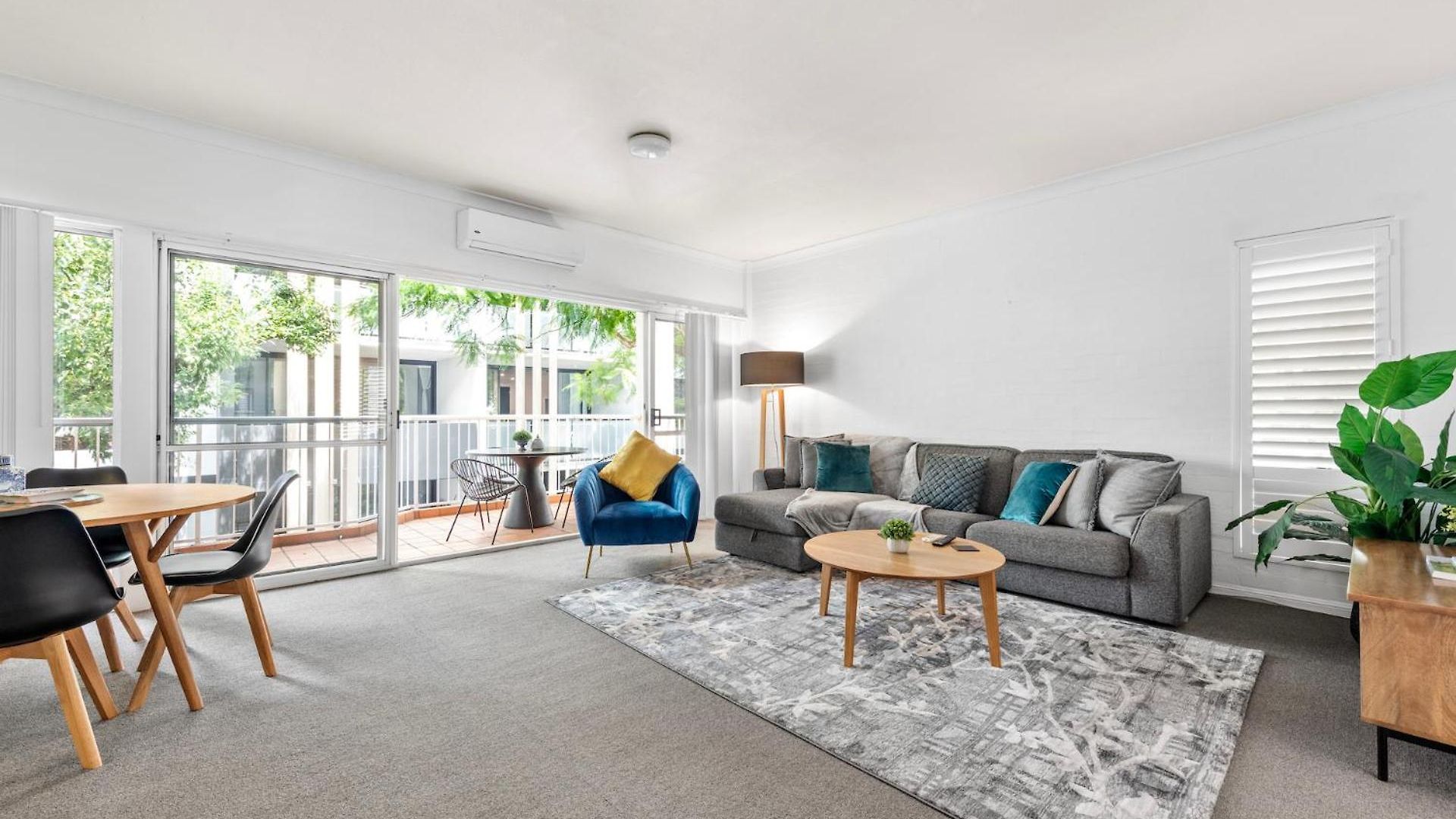 Apartment Convenient & Comfy! ~ 2bed, 2bath, 2car, Balcony Brisbane