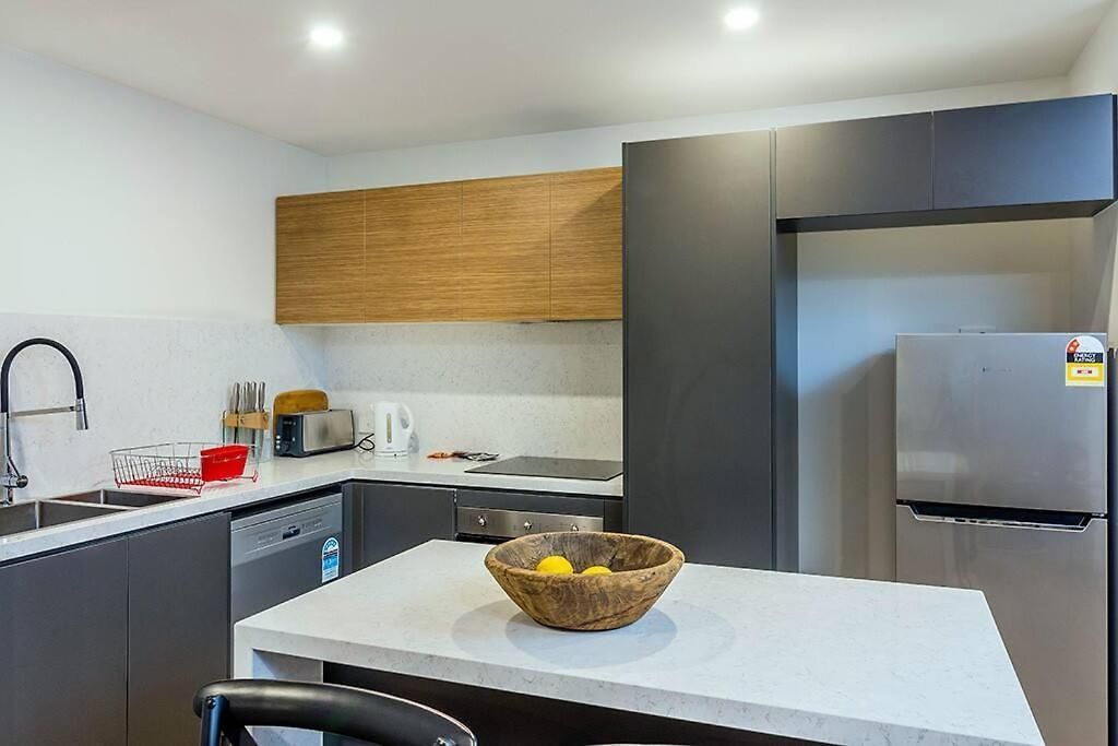 Slick 1 Bedroom + Carpark - Walk To